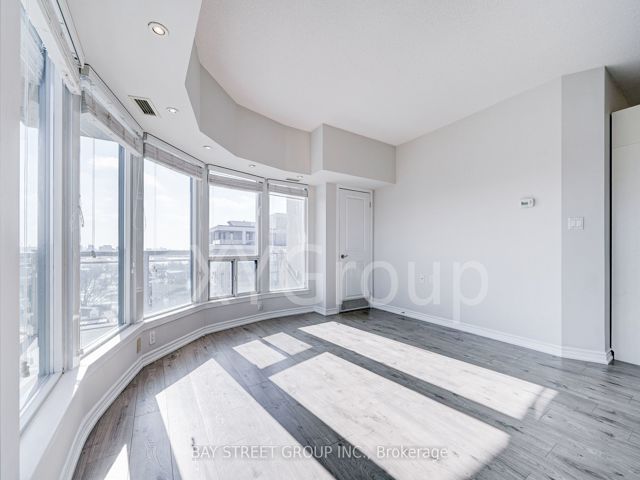 905 - 920 Sheppard Ave W