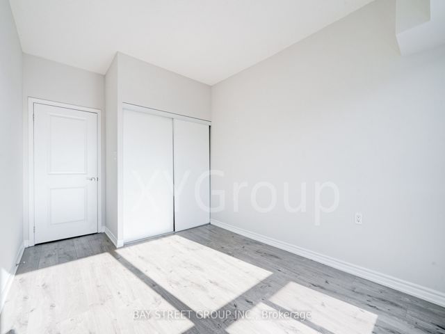 905 - 920 Sheppard Ave W