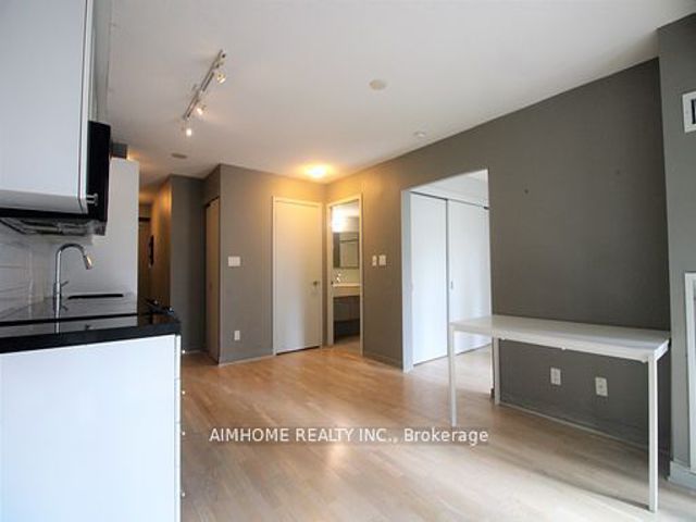 401 - 126 Simcoe St