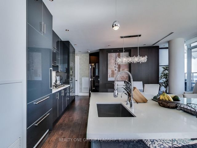 1102 - 29 Queens Quay E