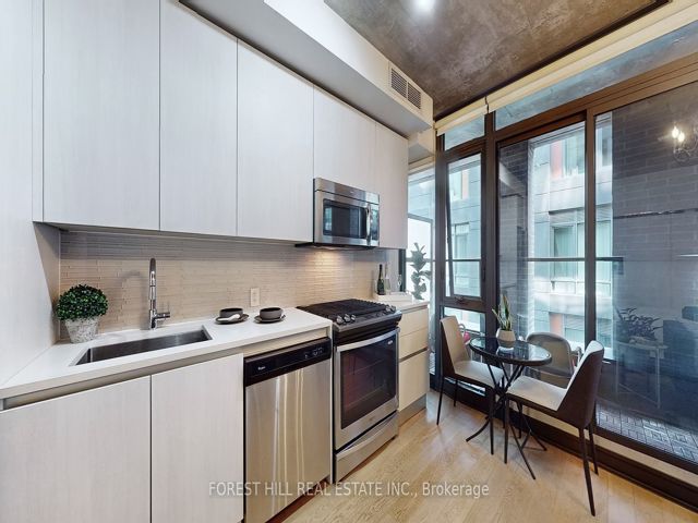 415 - 111 Bathurst St