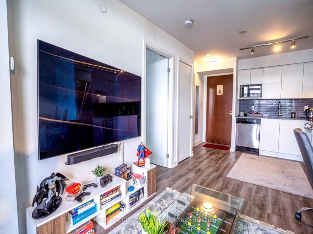 1220 - 120 Varna Dr