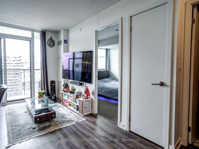 1220 - 120 Varna Dr