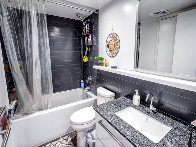 1220 - 120 Varna Dr