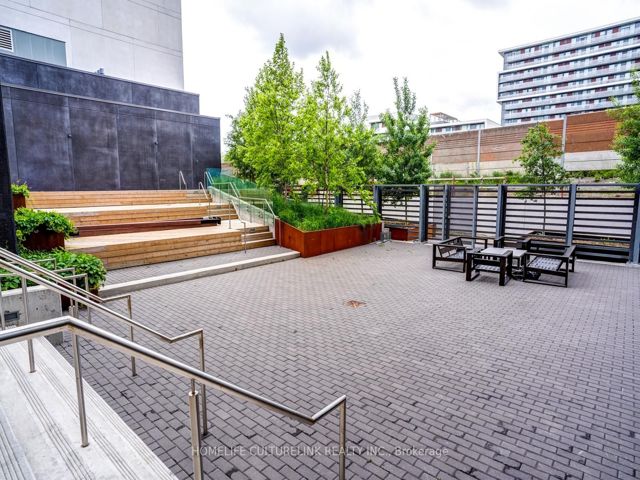 1220 - 120 Varna Dr