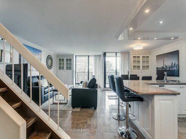 503 - 33 Harbour Sq