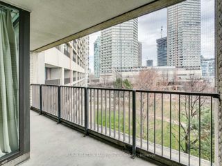 503 - 33 Harbour Sq