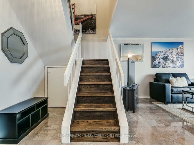 503 - 33 Harbour Sq