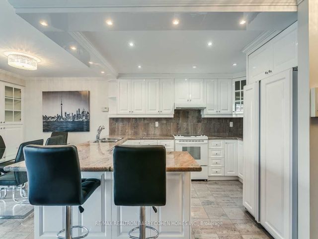503 - 33 Harbour Sq