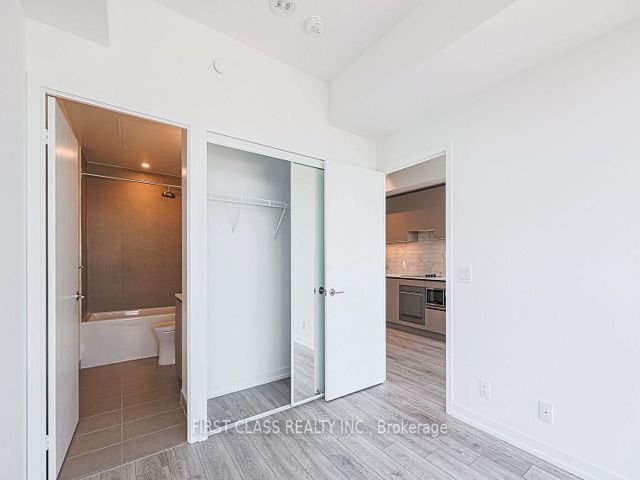 3215 - 55 Mercer St W