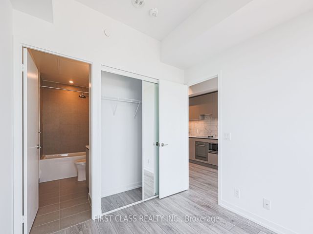 3215 - 55 Mercer St W
