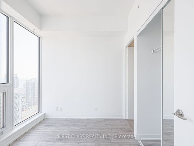 3215 - 55 Mercer St W
