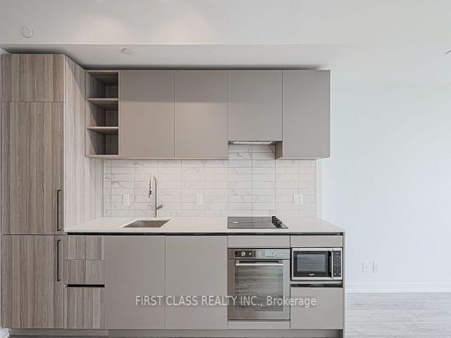 3215 - 55 Mercer St W