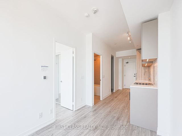 3215 - 55 Mercer St W