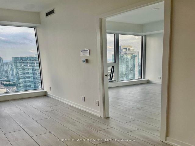 3215 - 55 Mercer St W