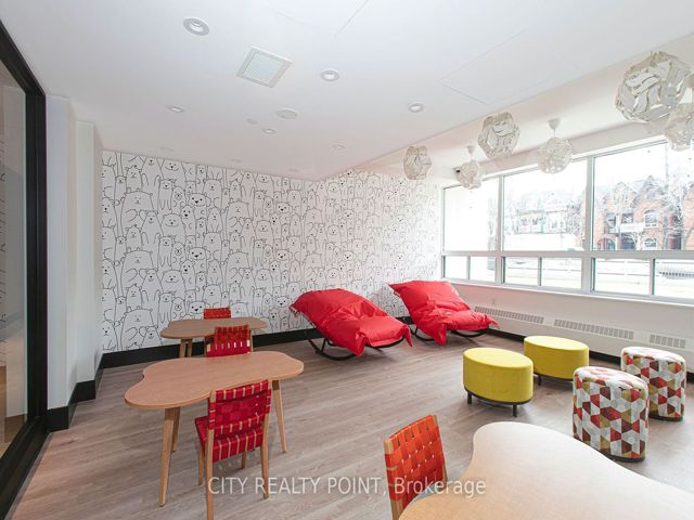 2412 - 666 Spadina Ave