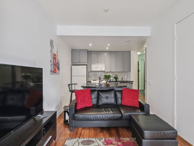 1014 - 85 Bloor St E