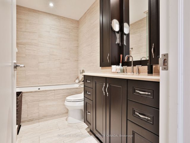 308 - 68 Yorkville Ave