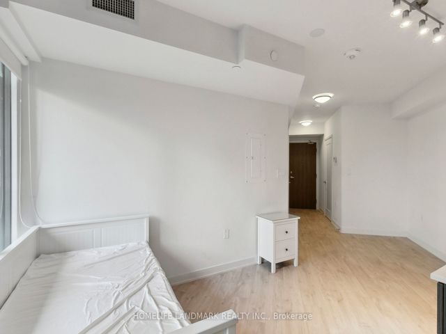 301w - 27 Bathurst St