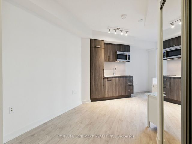 301w - 27 Bathurst St