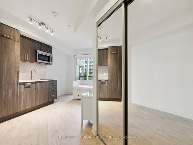 301w - 27 Bathurst St