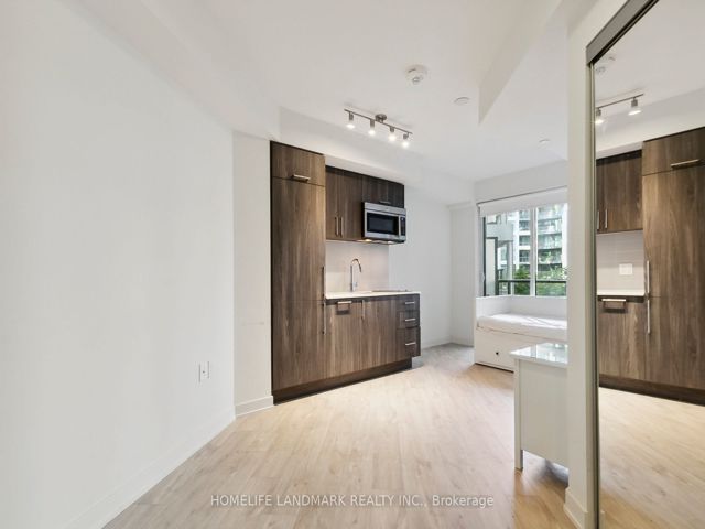 301w - 27 Bathurst St