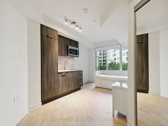 301w - 27 Bathurst St