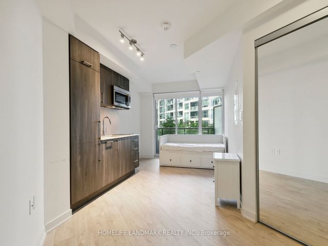 301w - 27 Bathurst St