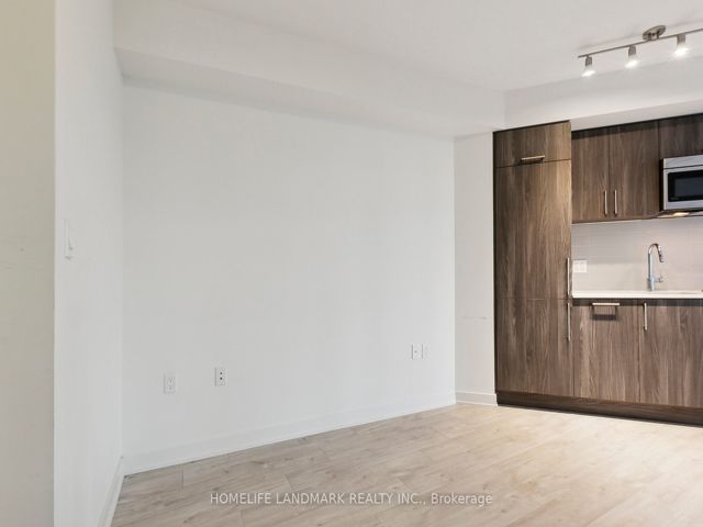 301w - 27 Bathurst St