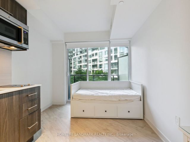 301w - 27 Bathurst St