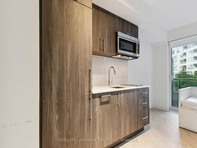 301w - 27 Bathurst St