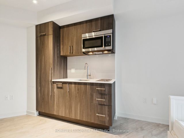 301w - 27 Bathurst St