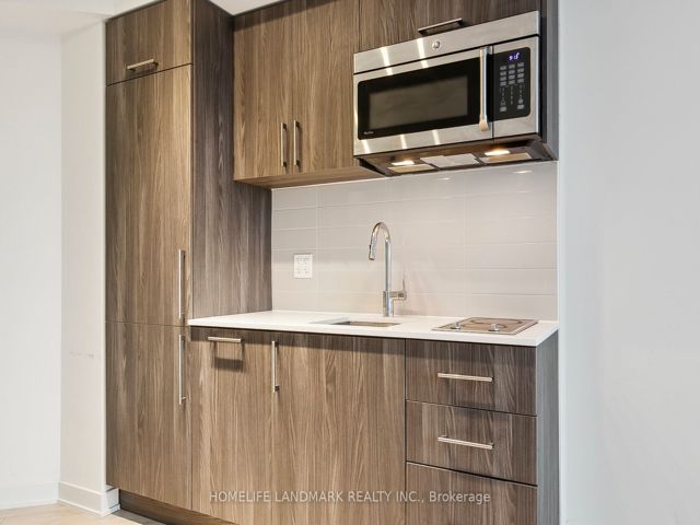 301w - 27 Bathurst St