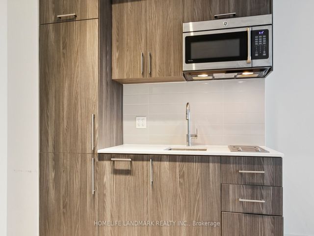 301w - 27 Bathurst St