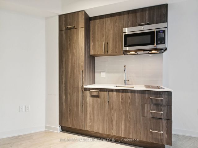 301w - 27 Bathurst St