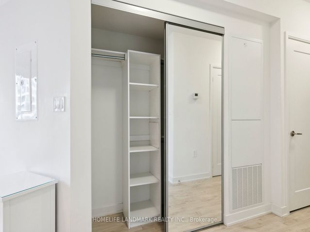 301w - 27 Bathurst St