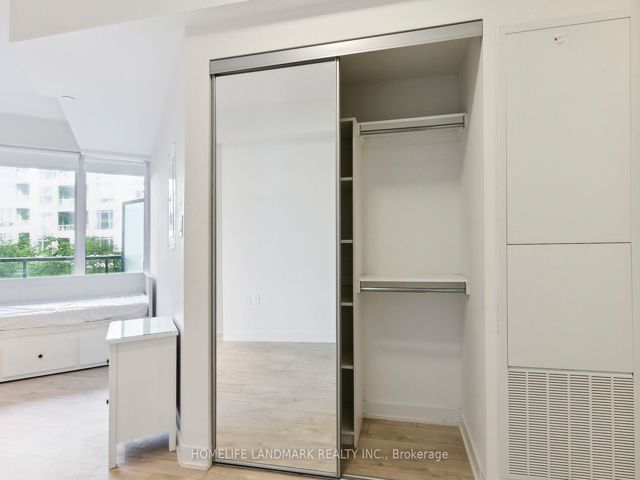 301w - 27 Bathurst St