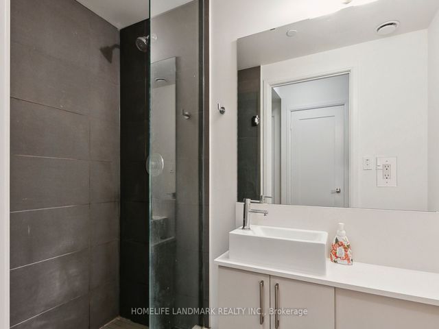 301w - 27 Bathurst St