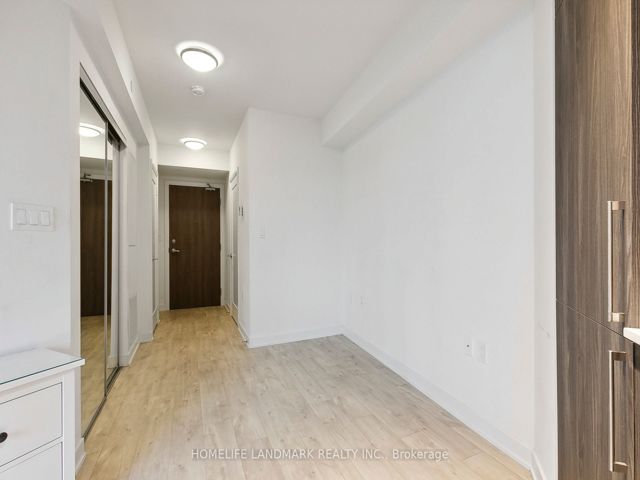 301w - 27 Bathurst St