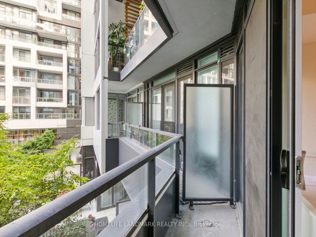 301w - 27 Bathurst St