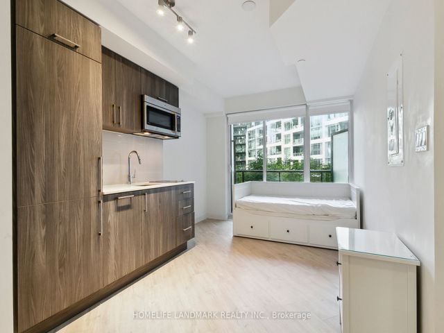 301w - 27 Bathurst St