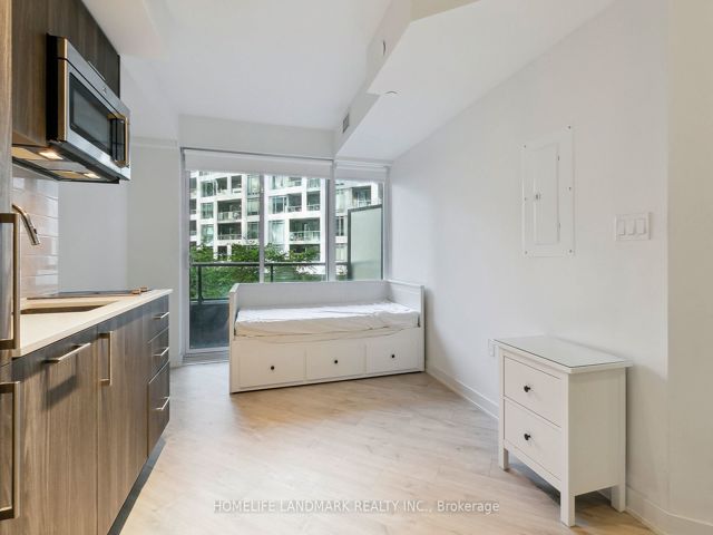 301w - 27 Bathurst St