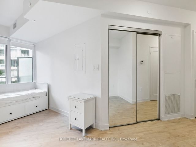 301w - 27 Bathurst St