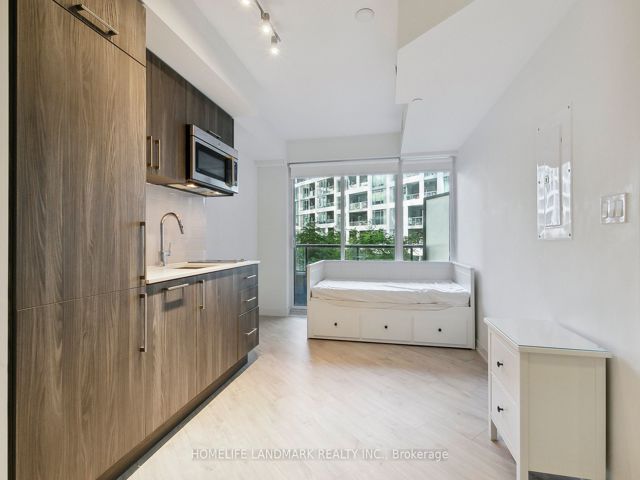 301w - 27 Bathurst St