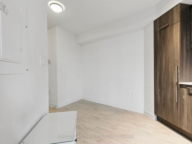 301w - 27 Bathurst St