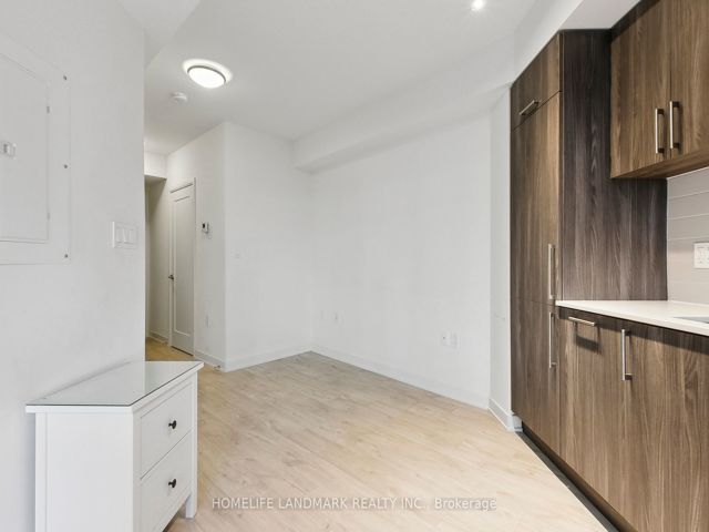 301w - 27 Bathurst St