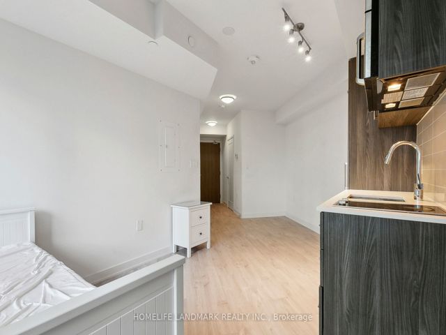 301w - 27 Bathurst St