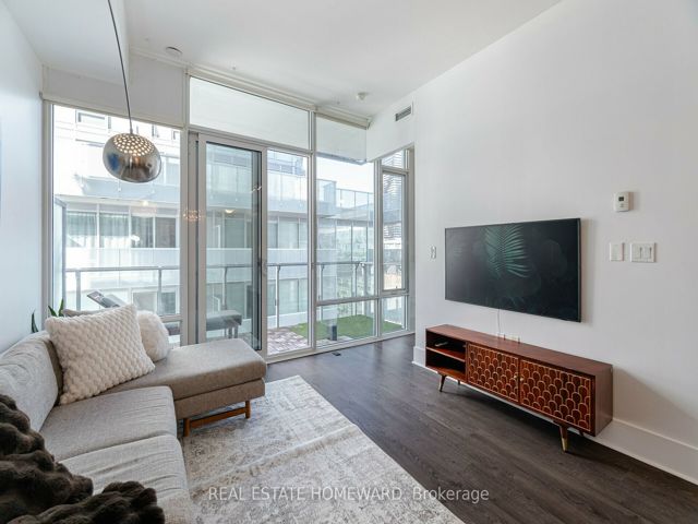 902 - 29 Queens Quay E