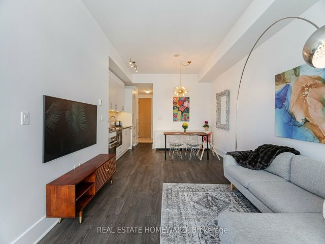 902 - 29 Queens Quay E