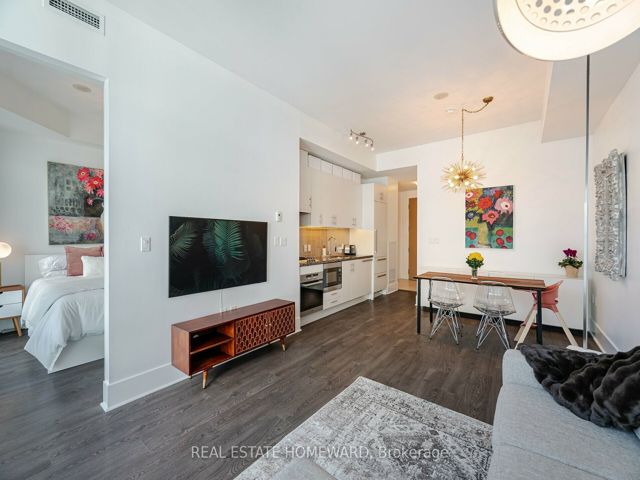902 - 29 Queens Quay E